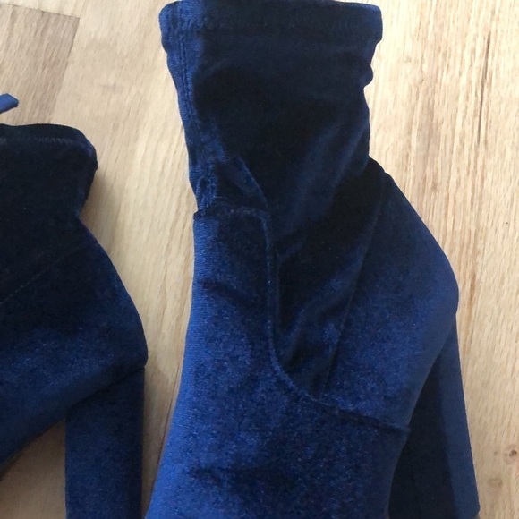 Steve Madden “Edit” Blue Velvet 4” Heeled Ankle Booties Size 10 Edgy Shoes Boots - Picture 12 of 16